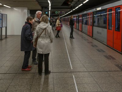 I tunnelbanan Metro från Centralstation för resa till Rembrandshuset.