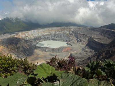 Vulkanen Paos Poas Volcano, (spanska: Volcán Poás), för en gångs skull inte skymd av moln, är en aktiv vulkan på 2708 meter i centrala Costa Rica. Det har haft 39 utbrott...