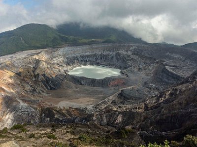 Vulkanen Paos Poas Volcano, (spanska: Volcán Poás), är en aktiv vulkan på 2708 meter i centrala Costa Rica. Det har haft 39 utbrott sedan 1828.