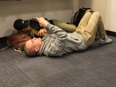 Försenad flygavgång 7 timmars väntan i New York (inkl 3 timmars försening) på flygavgång från Newark till Sankt José.