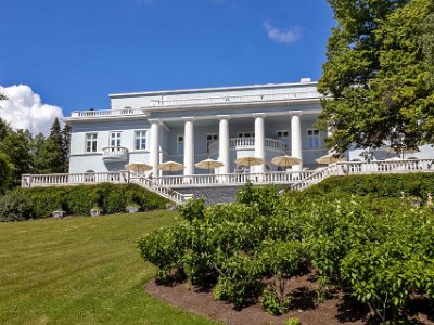 Anrikt spa- och konferenshotell Vi åt lunch i Haikko herrgård, ett anrikt spa- och konferenshotell i Borgå, som bland annat den 2018 avrättade ryska tsarfamiljen besökt.