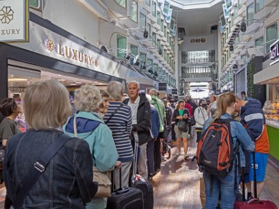 Landgångskö Kö i båten inför landgången i Helsingfors.