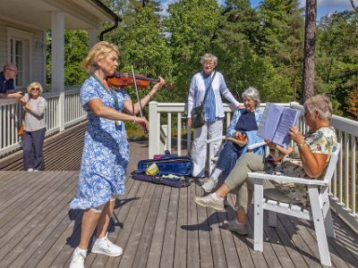 Musik vid Villa Albert Linnéa spelar en gånglåt för oss i gruppen med hjälp av mänskligt notställ.