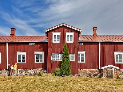 Gunnars barndomshem Gunnars barndomshem; husdelen till höger om högdelen är en senare tillbyggnad.