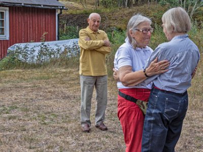 Kärt möte Sol-Britt Andersson hälsar Kristina varmt välkommen i byn Gyttja. I bakgrunden avvaktar kusinen Ole Andersson.