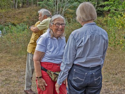 Kärt möte och kramar Sol-Britt och Kristina gläds åt att äntligen träffas. Samtidigt ger Harri Ole en stor kram.