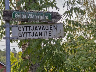 Vägskylt i Gyttja Antik vägskylt i Gyttja.