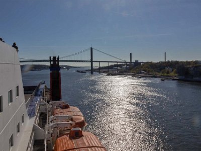 Ut från Göteborgs hamn Älvsborgsbron har passerats på väg ut mot Kattegatt..