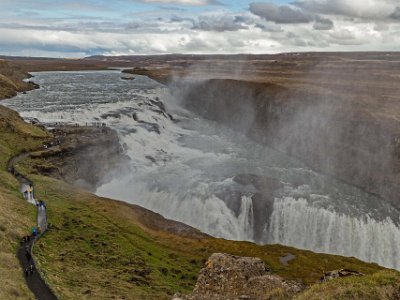 Gullfoss Gullfoss är det största vattenfallet på Island och finns i floden Hvítá. Det faller i två etapper, först 11 och sedan 21 meter, ner i en 30 meter djup, 20 meter...