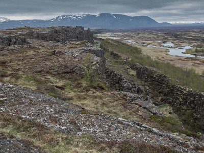 Kontinetalsockelspricka i Thingvellir Sprickor uppkommen genom att kontinentalsocklarna glidit isär. Till vänster deneuropeiska, till höger den amerikanska plattan.