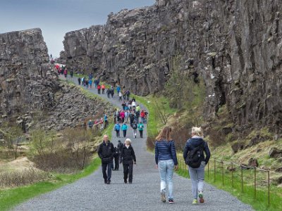 Nationalparken Thingvellir Spricka uppkommen genom att kontinentalsocklarna glidit isär, övre delen ligger på den amerikanska kontinenten, nedre delen på den europeiska kontinenten.