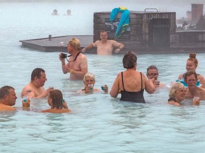 Välkomstdrink i Blå lagunen Välkomstdrink och bad i Blå lagunen.