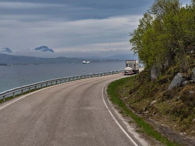 Längs Fiskefjorden (bussvy) På E10 Längs Fiskefjorden.