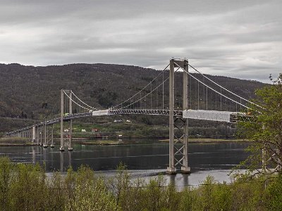 Tjedsundsbron (bussvy) Tjedsundsbron över Steinslandsstraumen frän Leikvikhamn på Hinnøysiden till Steinsland på fastlandet.1007 m lång, öppnad 1947.