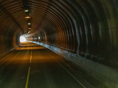 Vägtunnel (bussvy) Vägtunnel, på E85 längs Gullesfjord.