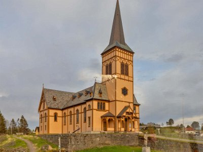 Vågan kyrka Vågan kyrka, också känd som Lofotkatedralen, är en korsvirkeskyrka i Kabelvåg vid E10 i Nordland. Kyrkan som invigdes 1898 är med 1100-1200 platser en av Norges...