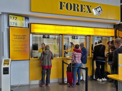 Valutaväxling på Arlanda Kristina växlar in norsk valuta hos Forex på Arlanda.