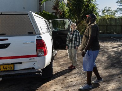 Första mötet med guiden Guiden Brian Tongai hämtar oss vid Vanderhof Guesthouse.