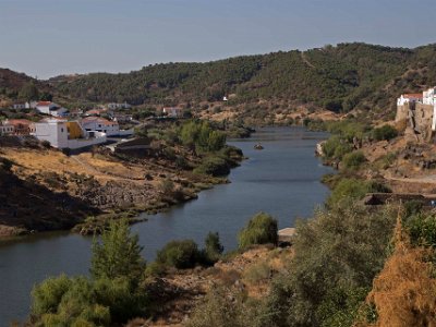 Mértola Guadiana flyter genom Mértola