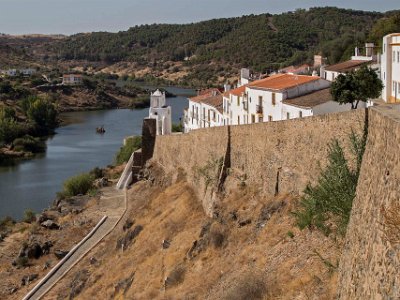 Mértola Stadsmuren vid Mértola. Mértola är en stad och församling i kommunen Mértola, Portugal med 2824 invånare. Staden ligger på en kulle vid floden Guadiana. Detta...