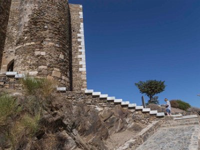 Mértolas kastell Kristina studerar platsinfo: det 30 meter höga tornet i kastellet stod färdigt 1292