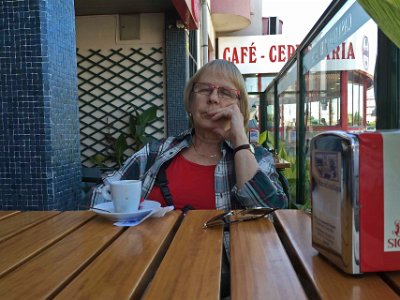 Fika i Evoa Vi hoppade av turbussen i Evoa och fikade medan övriga skådade i omgivningarna