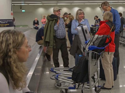 Bagageväntan i Lissabon Möte vid bagagebandet i Lissabon
