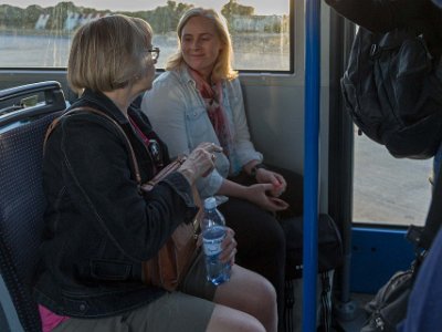 I bussen från planet 170520 Tillfälligt och trevligt möte i bussen på plattan i Olbia.