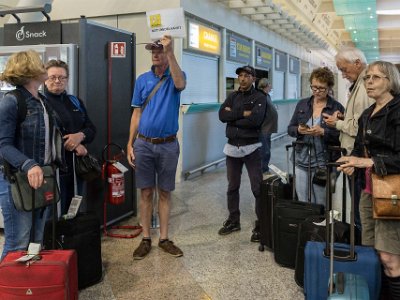 Flygplatsköande Samling kring reseledaren Måns Hallqvist på flygplatsen efter utcheckningen.