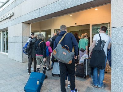 Flygplatsköande Köande genom flygplatsen i Olbia