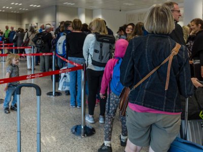 Flygplatsköande Köande genom flygplatsen i Olbia