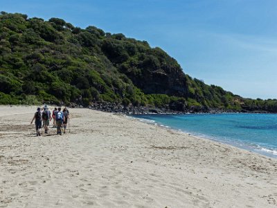 Stranden Cala Cartoe Sandpulsande upp mot stigen längs stranden.