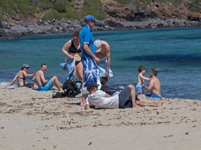 Svalkande dopp Några modiga tog vid stranden Cala Cartoe ett svalkande dopp efter vandringen.