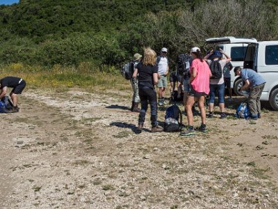 Vandringsstart Klart för första dagens vandring från stranden vid Cala Cartoe. Erik, t v, kollar vattenmagasinet.