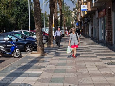 På Avenida de San Anton Varuhusköpen släpas till bilen på Avenida de San Anton i Cartagena