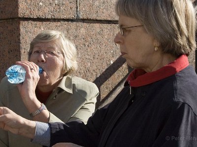 En klunk vatten utanför kyrkan