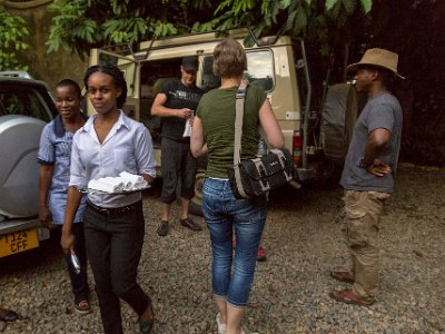 Framme i Udzungwa Falls Lodge kl 1822 Efter en dags skumpande i jeeparna välkomnades vi bokstavligt talat med med varma servetter