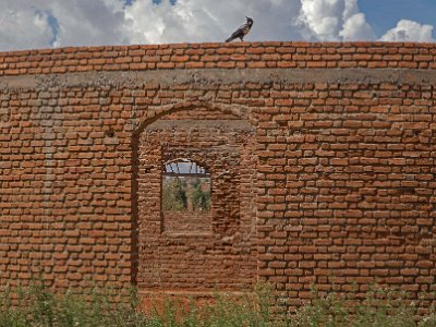 Tegeltempel vid A7 mot Dars Es Saalam En av många halvfärdiga byggnader vid A7 mot Dar Es Salaam