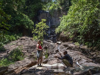 Vid vattenfallet ovanför Udzungwa Falls Lodge