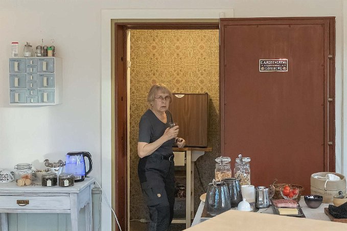Kassaskåpssäker förvaring Matsalens porslin och bestick förvaras i ett gammal kassaskåp från tiden, när huset var bank-. och postkontor.