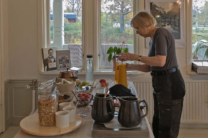 Riklig frukostbuffé En riklig frukostbuffé dukades fram i matsalen.