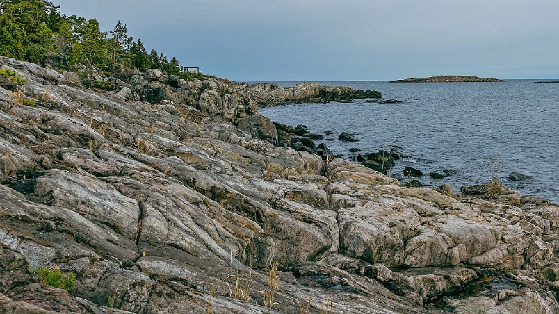 Nothamn Berggrunden vid Nothamn består av bergarter med vulkaniskt ursprung (benämnd dacit-ryolit) –bildad för ca 1900 miljoner år sedan. De ljusa bergarterna består...