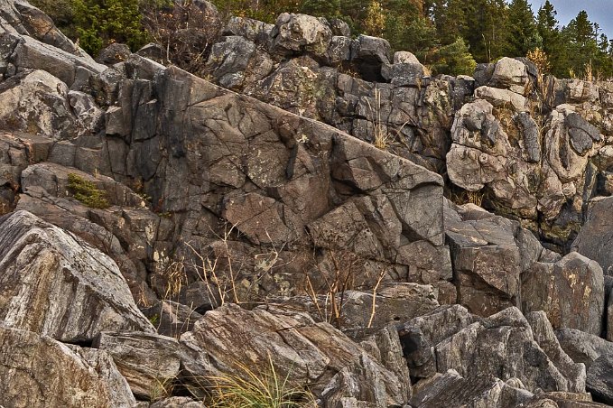 Nothamn Ådergnejs. De ljusa lagren i bergarten består sannolikt av kvarts och fältspat. De mörkare innehålla större andel biotit (mörk glimmer) och eventuellt också...