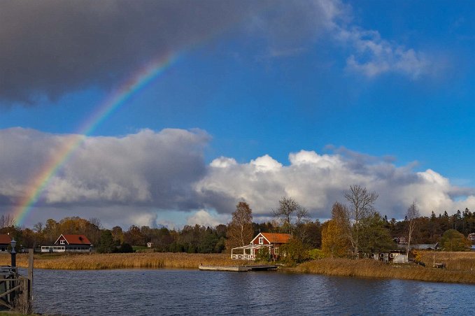 Regnbåge över kanalen Väddö kanal började grävas 1820–1832 av som mest 300 soldater. 1835 öppnades kanalen för trafik. De flesta segelfartyg kunde inte segla genom kanalen utan fick...