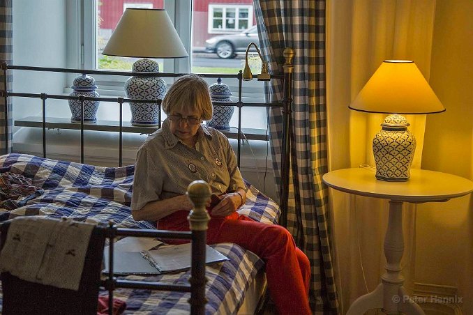 Kristina läser hotellinfo på rummet 1407036