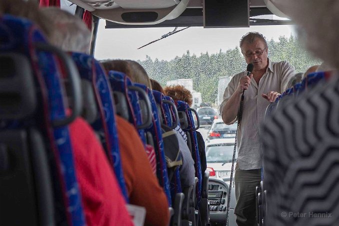 Teddy Lundberg informerar i bussen 1407031