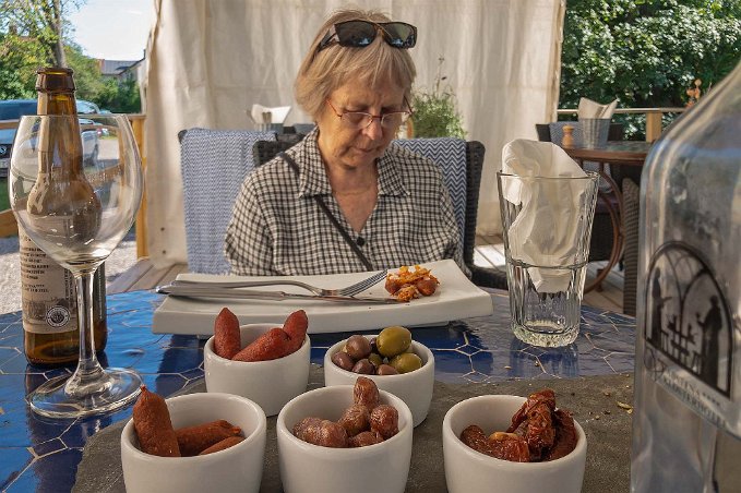 Mellanmål Vi åt på hotellets uteservering som mellanmål en skinktallrik med små smakmustika små korvar