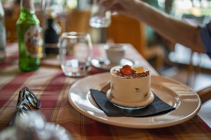 Tirana-fika En utsökt god tiramisu efter lunchen i T irana.