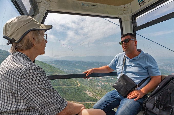 Tirana Linbanan upp till nationalparken Datji på 1400 m höjd.