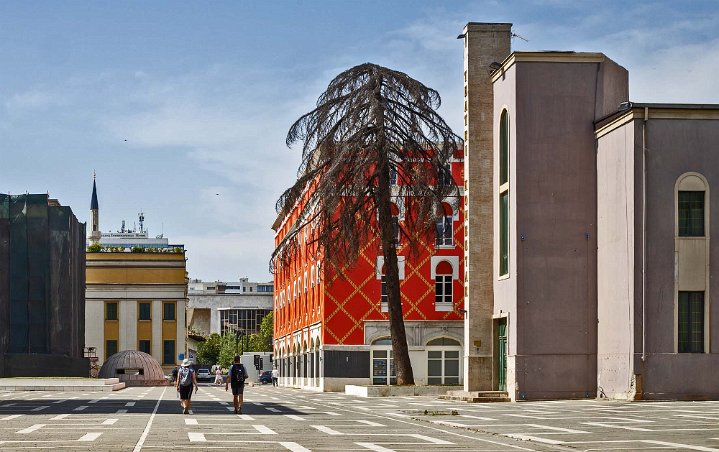 Tirana I bakgrunden en gammal kommunisbunker som numera är ingången till en konstmuseum.